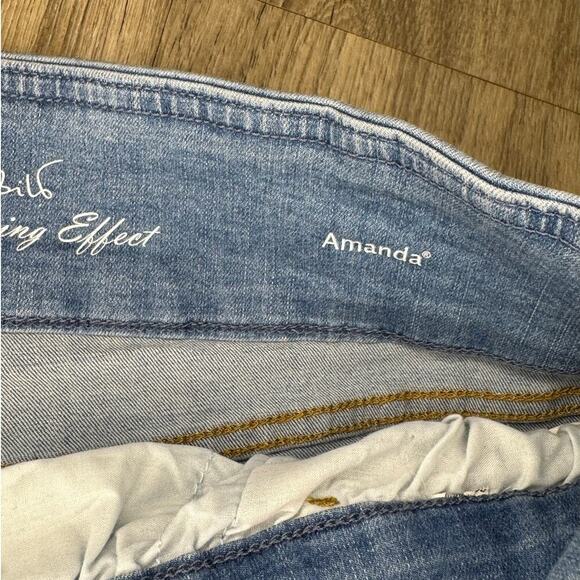 Gloria Vanderbilt Amanda Slimming Light Wash Stretchy Pull On Denim Shorts - Picture 3 of 6